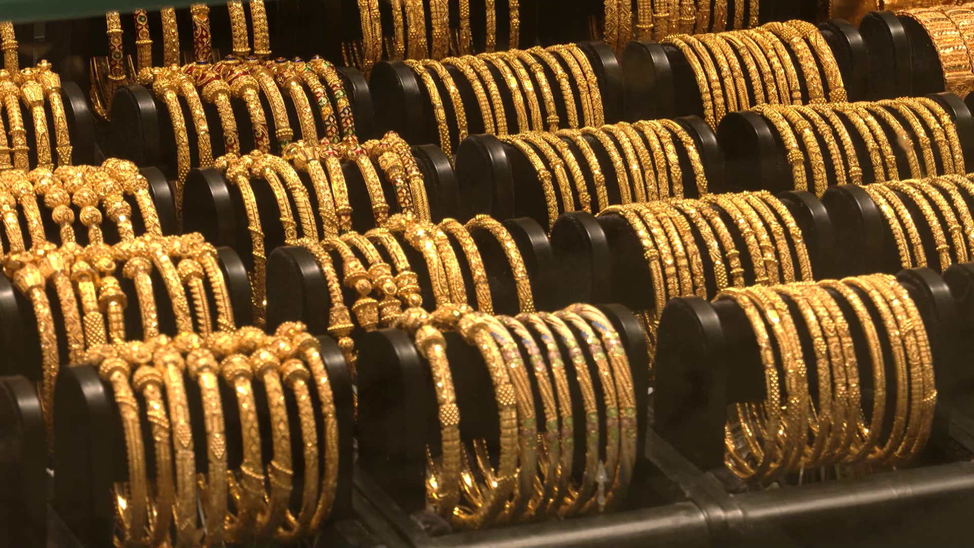 ১২ ঘণ্টারও কম সময়ের ব্যবধানে স্বর্ণের বড় উত্থান, কত বাড়ল দাম?